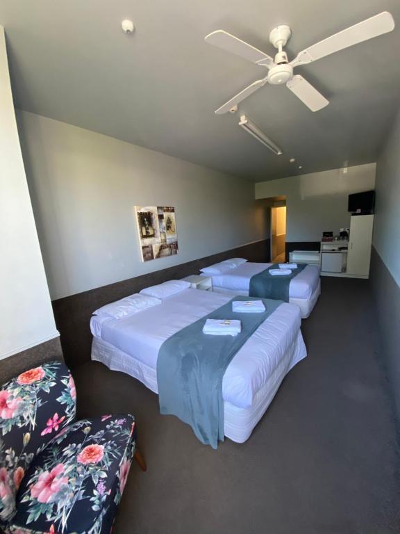 Spacious room with two beds and a seating area