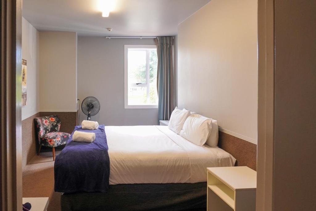 Double room with fresh linens and city outlook